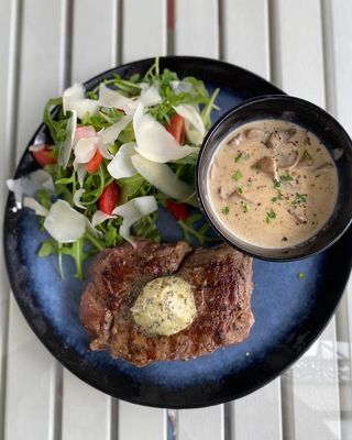 Steak de vita cu sos de ciuperci