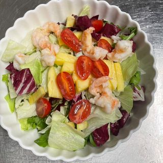 A3. Insalata misti di ananas e gamberi