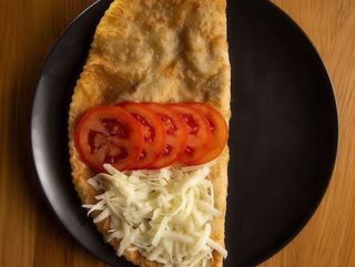 Чебурек сир та  помідор