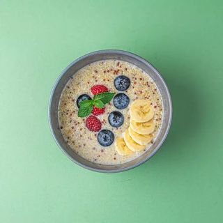 Каша с амарантом и киноа на кокосовом молоке с ягодами