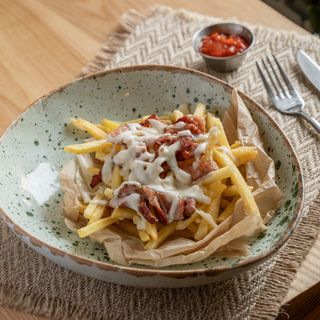 Картопля фрі з сиром та беконом