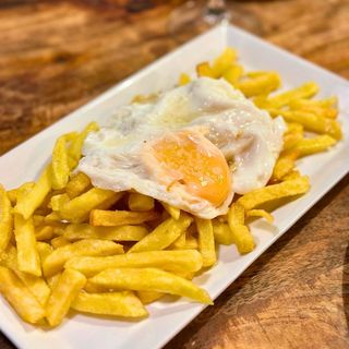 PATATAS FRITAS CASERAS CON HUEVO