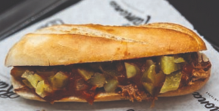 Ramoncito de pulled pork con salsa chipotle tatemada y jalapeños