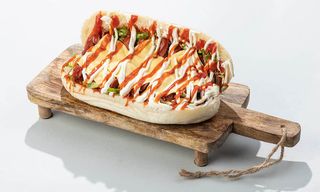 მექსიკური ჰოთ-დოგი ყველით და ლორით პურში