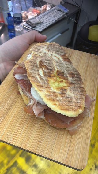 Prosciutto crudo, grana, rucola, olio, sale e pepe