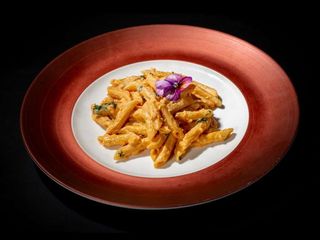 Penne con salmone, panna e pomodoro