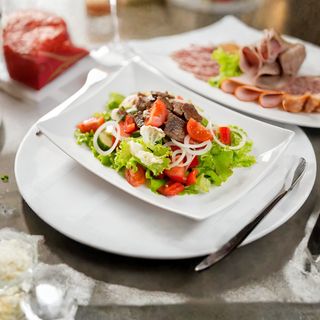Salade avec Viande de Bœuf et Pain