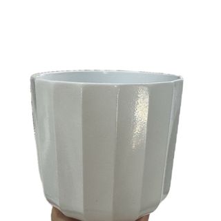 Vaso decorativo branco com riscas 