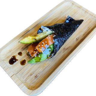 120. TEMAKI DE SALMON Y AGUACATE