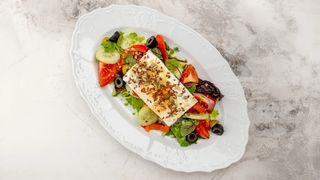 Салат со свежими овощами брынзой и печеными перцами