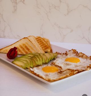 Huevos Con Aguacate Y Tostadas