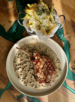 Tomahawk de porc cu sos de piper verde si cartofi prajiti