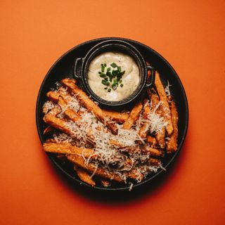 BATATY Z PARMEZANEM I SOSEM TRUFLOWYM