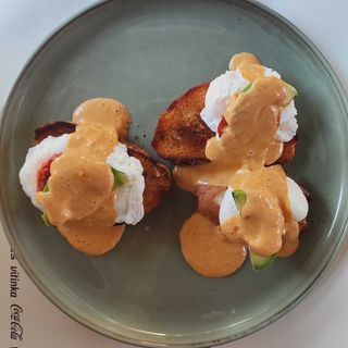 Poširana jaja sa avokadom u sosu od kulena