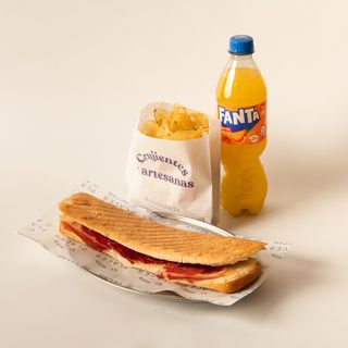 Menú Bocadillo Paletilla Ibérica con Queso, Patatas Artesanales y Refresco