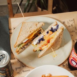 Philadelphia, cavolo viola, pomodorini, avocado, salmone e uovo