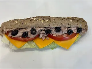 Sándwich Atún , Lechuga , Tomate , Queso Y Aceitunas Negras