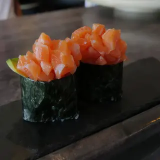 GUNKAN SALMON TARTARE (2 Pzs.)
