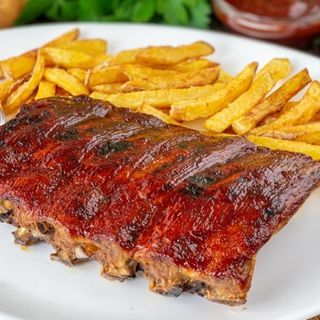 Costillas en salsa bbq cocinadas a baja temperatura con patatas fritas