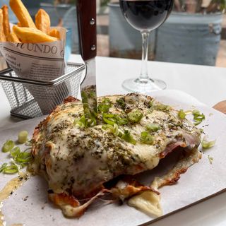 Milanesa suprema de pollo con patatas fritas caseras
