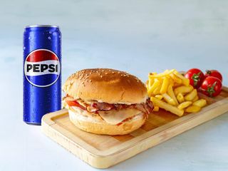 Cezar burger, pomfrit i Pepsi