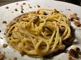 Spaghetti con cozze e tarallo