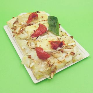 Focacetta De Puerros, brie y tomate semisecos