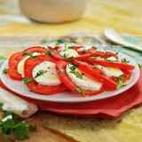 Paradajz sa sirom salata