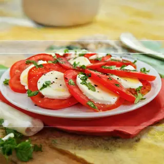 Paradajz sa sirom salata