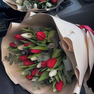 Buchet lalele si eucalipt 