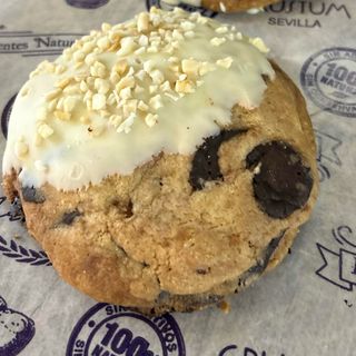 Cookie con chocolate blanco y chocolate con leche