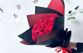 წითელი ვარდები (შავი შეფუთვა) / Red Roses (black packing)
