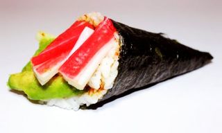 Temaki surimi y aguacate (1 pza.)