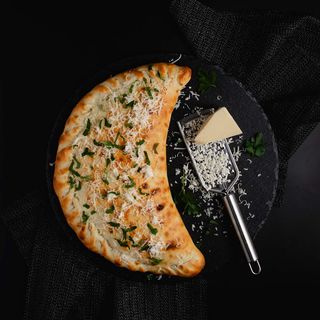 Pizza Calzone half +1 sos dulce inclus