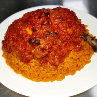 Pollo Con Arroz Y Salsa