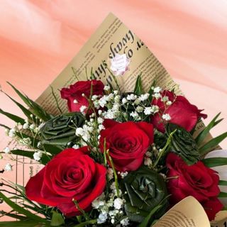 Buchet 5 trandafiri cu decor