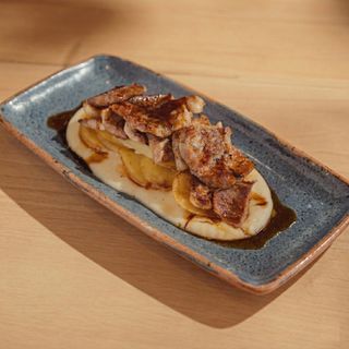Secreto al Pedro Ximénez parmentier de patata ahumada y patatas