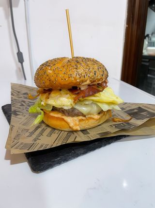 Hamburguesa Con Salsa De La Casa