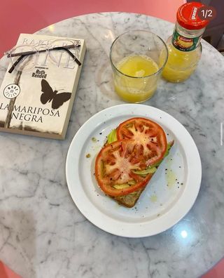 Tostada Con Aguacate Y Rodajas De Tomate