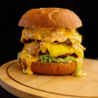 ჩიზბურგერი 4 ყველის სოუსით