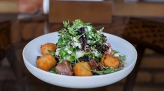 Теплый салат с телятиной и  жареным сыром чеддер