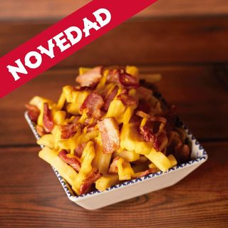 Patatas fritas con bacón crujiente y queso Cheddar