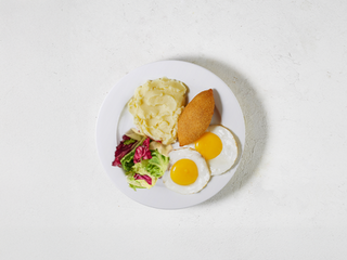 Сніданок київський з картопляним пюре, яєчнею та салатним міксом