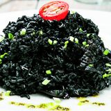 Черное ризотто-креветками