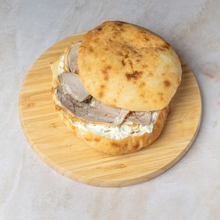 Čobanska lepinja sa rolovanom jagnjetinom i kajmakom