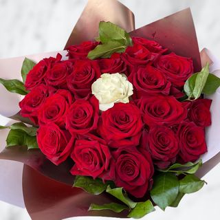 Buchet 20 trandafiri rosii si 1 alb 