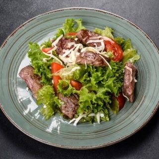 Теплий салат з телятиною та імбирною заправкою