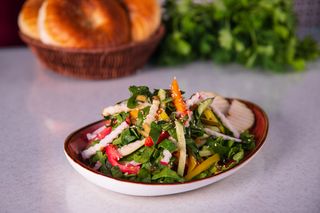 Салат со шпинатом и овощами