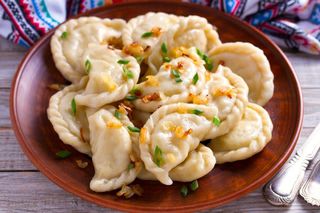 ვარენიკები კარტოფილით, სოკოთი და სოუსით