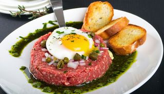 Tatar z polędwicy wołowej z grzankami czosnkowymi